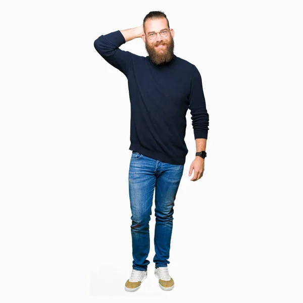 Mladý Plavovlasý Muž Brýlemi Cibulíčkem Usmívající Sebevědomý Dotek Vlasů Ručním — Stock fotografie