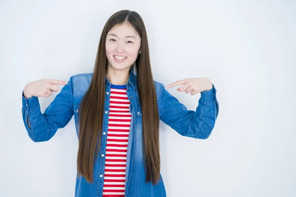 Mooie Jonge Aziatische Vrouw Witte Geïsoleerde Achtergrond Zoek Naar Vertrouwen — Stockfoto