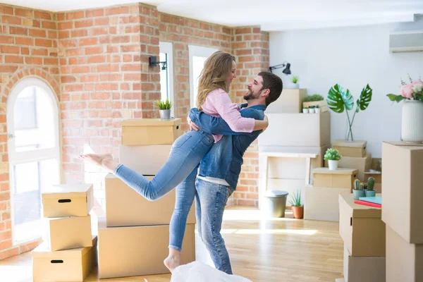 Junges Schönes Verliebtes Paar Feiert Umzug Ein Neues Zuhause Rund — Stockfoto
