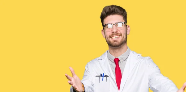 Joven Científico Guapo Con Gafas Mirando Cámara Sonriendo Con Los — Foto de Stock