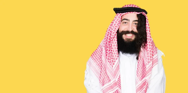 Arabski Człowiek Biznesu Długimi Włosami Sobie Tradycyjny Szalik Kefija Uśmiechnięty — Zdjęcie stockowe
