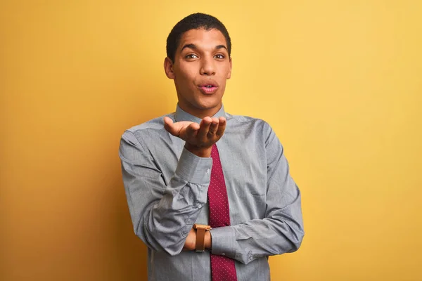 Jovem Homem Negócios Árabe Bonito Vestindo Camisa Gravata Sobre Fundo — Fotografia de Stock