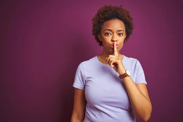 Jonge Mooie Afro Amerikaanse Vrouw Met Afro Haar Geïsoleerde Paarse — Stockfoto