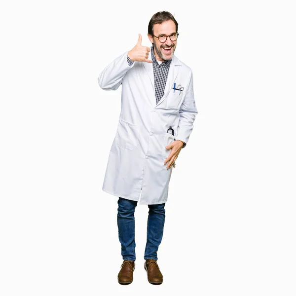 Чоловіки Середнього Віку Які Носять Медичне Пальто Посміхаються Роблячи Телефонний — стокове фото