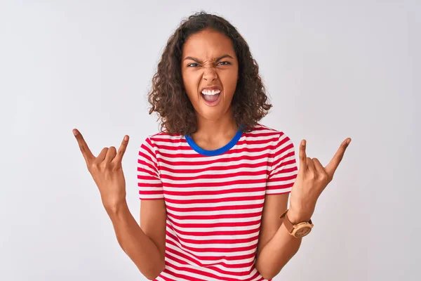 Mujer Brasileña Joven Vistiendo Camiseta Rayas Rojas Pie Sobre Fondo —  Fotos de Stock