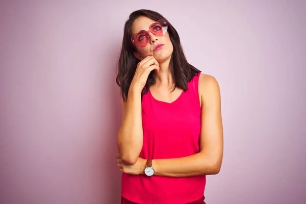 Schöne Frau Mit Lustiger Rosafarbener Sonnenbrille Herzform Über Rosa Isoliertem — Stockfoto