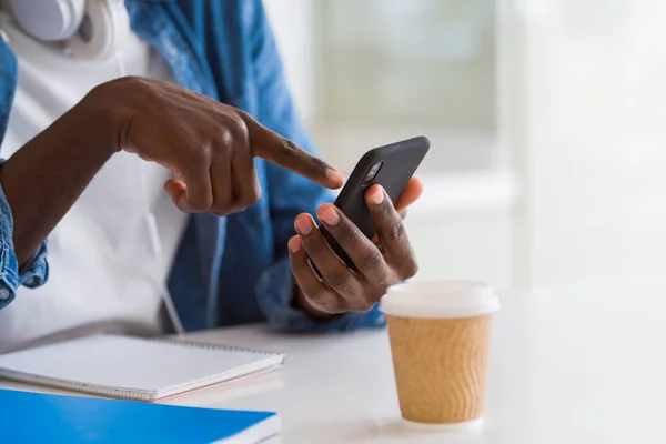 Close Van Afrikaanse Man Handen Met Behulp Van Smarpthone — Stockfoto