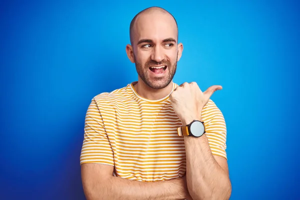 Junger Glatzköpfiger Mann Mit Bart Trägt Lässiges Shirt Über Blauem — Stockfoto