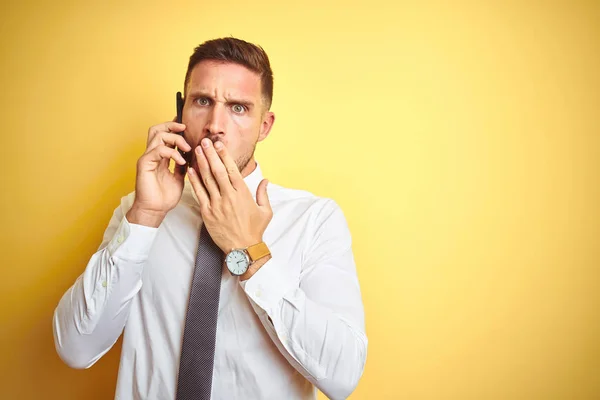 Fiatal Jóképű Üzletember Beszél Telefonon Keresztül Sárga Elkülönített Hátlapot Száj — Stock Fotó