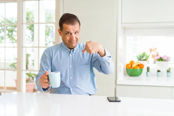 Hombre Negocios Mediana Edad Bebiendo Café Por Mañana Casa Con —  Fotos de Stock