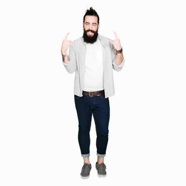 Jovem Com Cabelos Longos Barba Brincos Gritando Com Expressão Louca — Fotografia de Stock