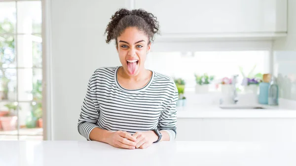 Wanita Afrika Cantik Dengan Rambut Afro Mengenakan Sweater Bergaris Garis — Stok Foto