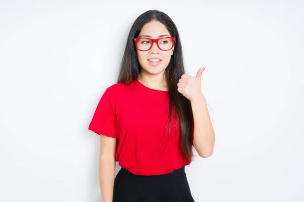 Schöne Brünette Frau Trägt Rote Brille Über Isoliertem Hintergrund Lächelnd — Stockfoto