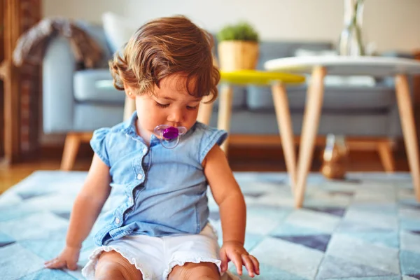 Schöne Kleinkind Mädchen Trägt Jeanshemd Sitzt Auf Dem Teppich Mit — Stockfoto