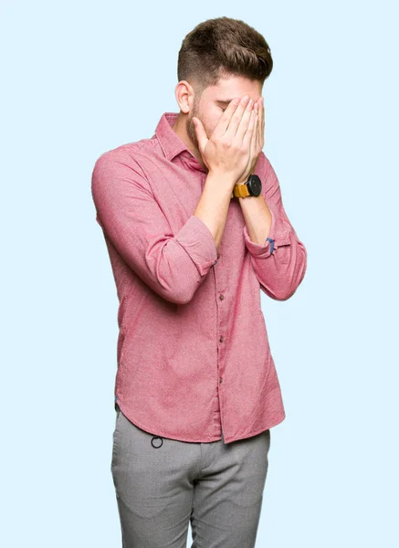 Mladý Pohledný Obchodní Příležitostné Muž Smutným Výrazem Pokrývající Obličej Rukama — Stock fotografie