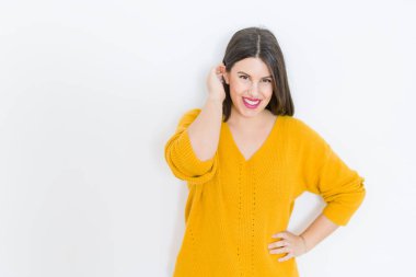 Güzel esmer genç kadın kendine güvenen ve neşeli rahat sarı kazak giyen izole beyaz arka plan üzerinde gülümseyen