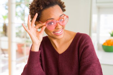 Komik pembe giyen afro saçlı güzel genç Afrika kadın 