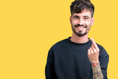 Yakışıklı delikanlı izole arka plan üzerinde Beckoning gel burada mutlu ve gülümseyerek el davet ile jest