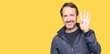 Bir ceket gösterilen ve parmakları ile işaret orta yaş yakışıklı adam kendinden emin ve mutlu gülümseyerek süre dört numara.