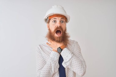 Genç kızıl İrlandalı mimar adam izole beyaz arka plan üzerinde güvenlik kask giyen bağırarak ve boğulma kısık çünkü acı boğmak. Sağlık sorunu. Boğulma ve intihar kavramı.