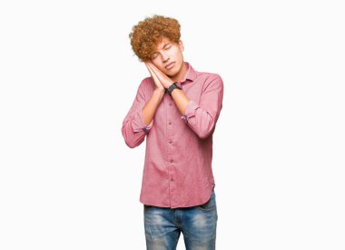 Uyku yorgun hayal ve ile gülümseyen gözleri kapalı iken ellerle birlikte poz afro saçlı Genç yakışıklı iş adamı.