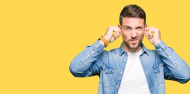 Mavi gözleri ve kulakları ile yüksek sesle müzik gürültü rahatsız ifade parmaklarıyla kapsayan denim ceket giyen sakal yakışıklı adam. Sağır kavramı.