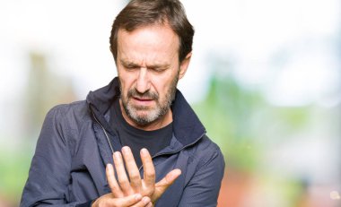 Orta yaş yakışıklı adam bir ceket acı acı elleri ve parmakları, artrit inflamasyon