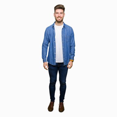 Yüzünde mutlu ve güzel bir gülümseme ile rahat denim ceket giyen genç yakışıklı sarışın adam. Şanslı kişi.