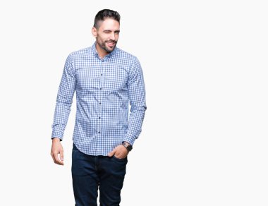 Genç yakışıklı adam seksi bir ifadeyle, neşeli ve mutlu yüzünü kameraya bakarak göz kırpıyor izole arka plan üzerinde.