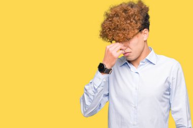 Bir şey pis ve iğrenç kokulu gözlüklü afro, dayanılmaz koku, holding nefes burun parmaklar ile genç yakışıklı iş adamı. Kötü kokuyor kavramı.