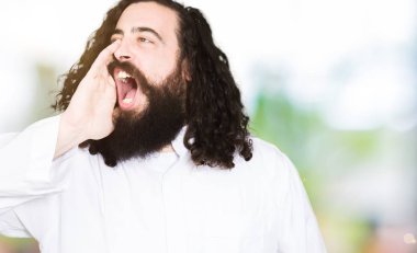 Bağırarak ve ağzı üzerinde el ile yan için çığlık İsa Mesih kostüm giyen adam. İletişim kavramı.