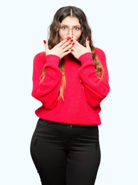 Kırmızı ağız hata için elleriyle kapsayan şok gözlüklü genç güzel kadın. Gizli kavramı.