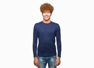 Yüzünde mutlu ve serin bir gülümseme ile afro saçlı genç yakışıklı adam. Şanslı kişi.