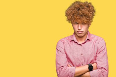 Genç yakışıklı iş adamı afro saç şüpheci ve sinir, onaylamayan ifade yüz çapraz kolları üzerinde. Negatif kişi.