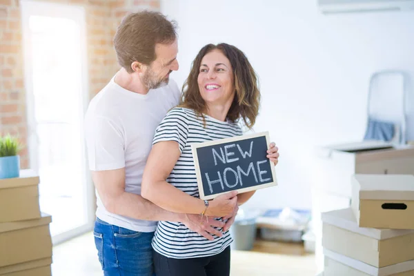 Casal Sênior Meia Idade Mudando Para Uma Nova Casa Sorrindo — Fotografia de Stock