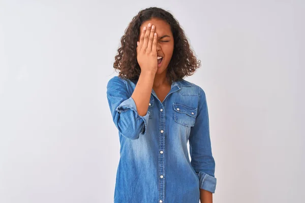 Ung Brasiliansk Kvinna Klädd Denim Skjorta Stående Över Isolerad Vit — Stockfoto