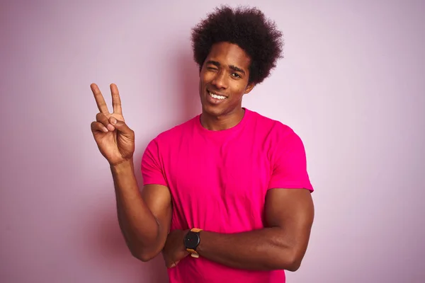 Fiatal Amerikai Férfi Afro Hajjal Visel Póló Alatt Álló Elszigetelt — Stock Fotó