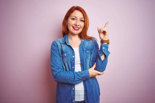 Youg Hermosa Pelirroja Vistiendo Camisa Mezclilla Pie Sobre Fondo Rosa — Foto de Stock