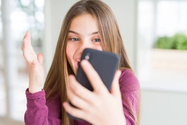 Schönes Junges Mädchen Das Eine Nachricht Smartphone Sendet Sehr Glücklich — Stockfoto