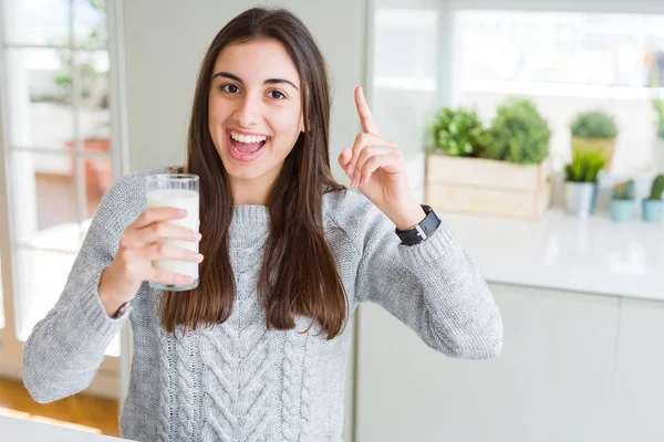 Vacker Ung Kvinna Dricka Ett Glas Färsk Mjölk Överraskad Med — Stockfoto