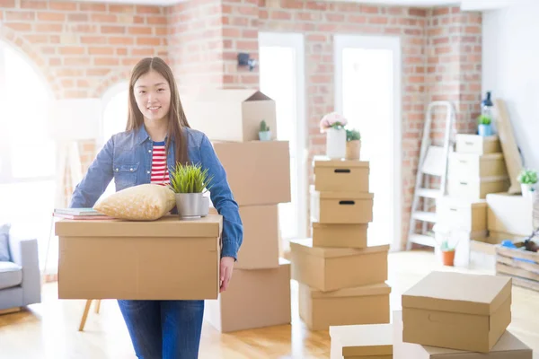 Mooie Aziatische jonge vrouw Holding dozen, glimlachend gelukkig verhuizen — Stockfoto
