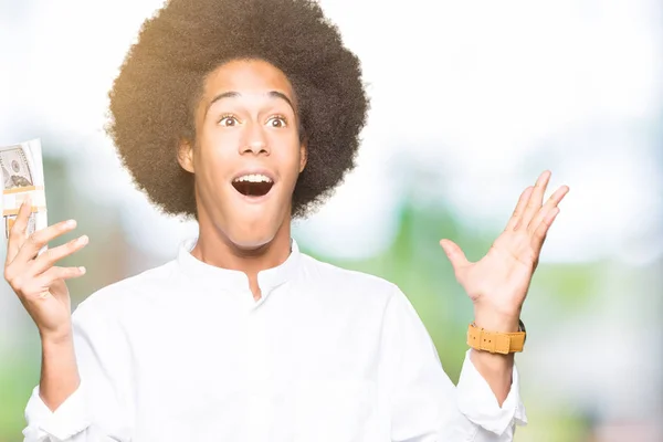 Joven Hombre Afroamericano Con Pelo Afro Sosteniendo Montón Dólares Muy —  Fotos de Stock