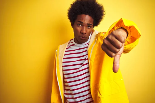 Homem Afro Americano Com Cabelo Afro Vestindo Capa Chuva Sobre — Fotografia de Stock