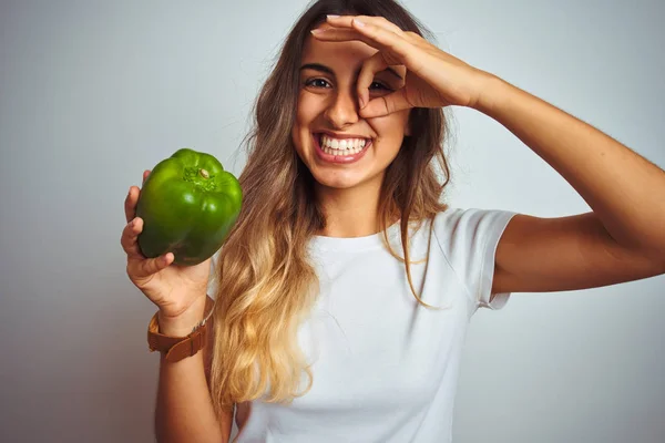 Giovane Bella Donna Possesso Pepe Verde Sfondo Bianco Isolato Con — Foto Stock