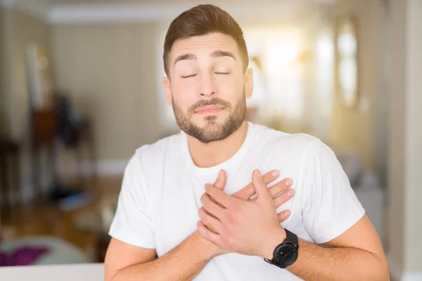 Joven Hombre Guapo Con Camiseta Blanca Casual Casa Sonriendo Con — Foto de Stock