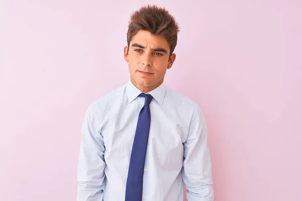 Młody Przystojny Biznesmen Ubrany Koszulę Krawat Stojący Białym Tle Różowy — Zdjęcie stockowe