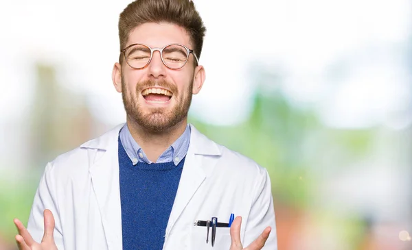 Fiatal Jóképű Tudós Ember Szemüveg Ünnepli Őrült Őrült Siker Karok — Stock Fotó