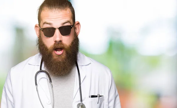 Joven Médico Rubio Con Barba Con Gafas Sol Asustado Sorprendido — Foto de Stock