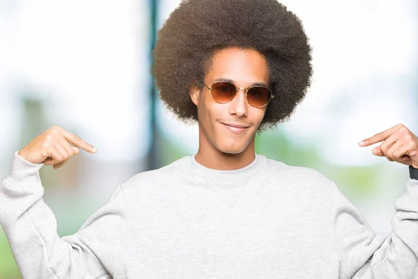 Young African American Man Afro Hair Wearing Sunglasses Looking Confident — Stock Photo, Image