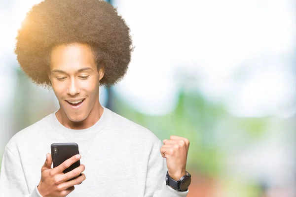 Giovane Uomo Afro Americano Con Capelli Afro Utilizzando Uno Smartphone — Foto Stock